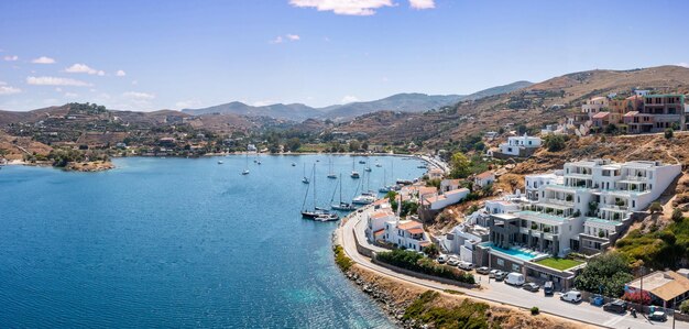 Grecia Isla de Kea Tzia Marina de Vourkari y aldea de Gialiskari vista aérea desde un avión no tripulado