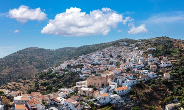 Grecia Isla de Kea Vista aérea desde un avión no tripulado de Ioulis chora