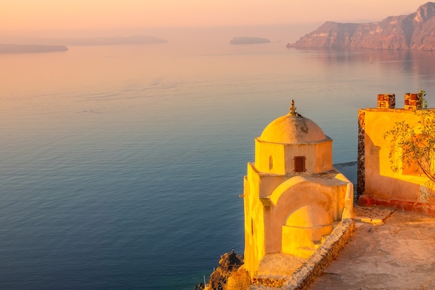 Grecia. Isla de Santorini al atardecer. Antigua iglesia griega en Oia