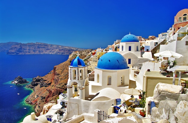 Grecia. Isla de Santorini. Vista icónica con iglesias azules en la aldea de Oia