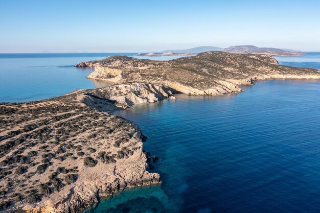 Foto grécia kato koufonisi pequena ilha das cíclades vista aérea de drone