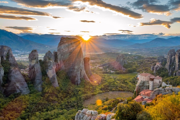 Grecia. Meteora. Monasterios en las rocas, catalogado por la UNESCO. El verano. Atardecer