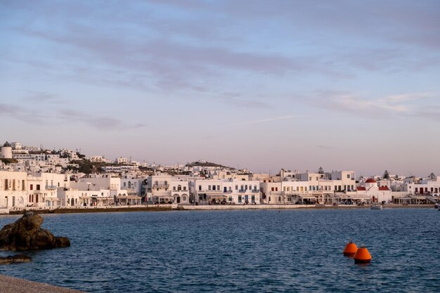 Foto grécia mikonos ilha cyclades waterfront loja de construção mar azul céu fundo