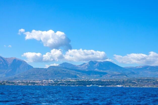 Grecia. La orilla del Golfo de Corinto en un día soleado de verano. Vista desde el agua