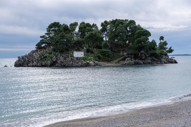 Grecia Parga Panagia isla frente a la costa de Parga pequeña capilla y árboles en la roca