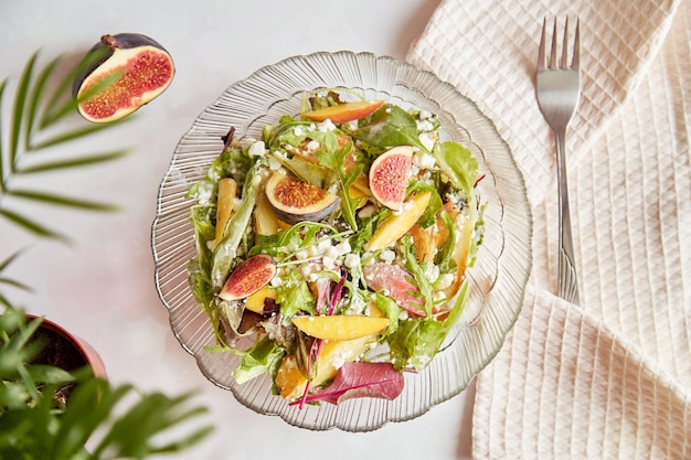Grécia Salada mediterrânea de rúcula batata grão queijo rústico figos e pêssego Jantar saudável salada vegana fresca