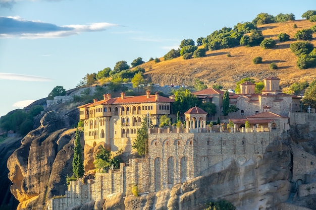 Grecia. Tarde soleada de verano en Meteora. Gran monasterio de piedra sobre una roca