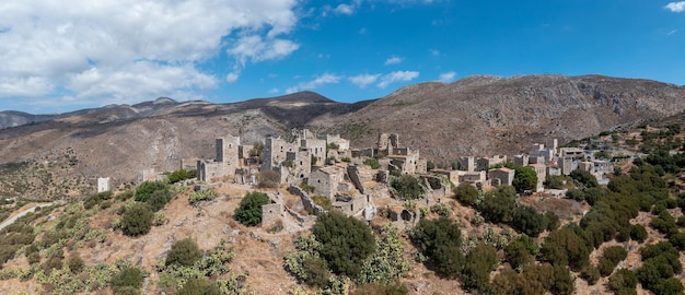 Foto grécia vatheia ou vathia antiga aldeia abandonada visão aérea de drone mani laconia peloponeso