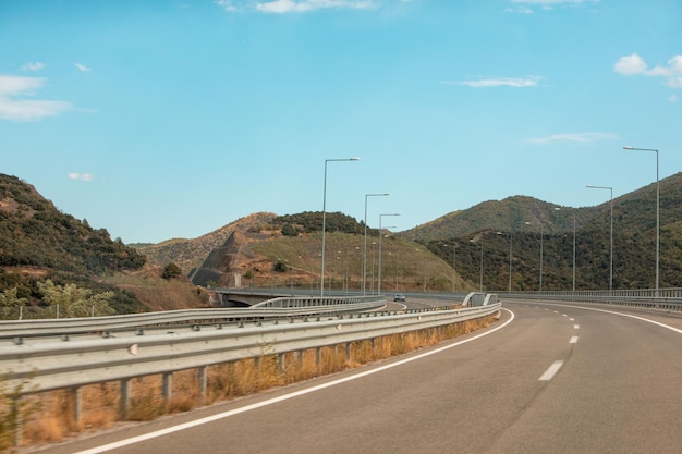 Grecia velocidad camino hermoso paisaje montañas en segundo plano.