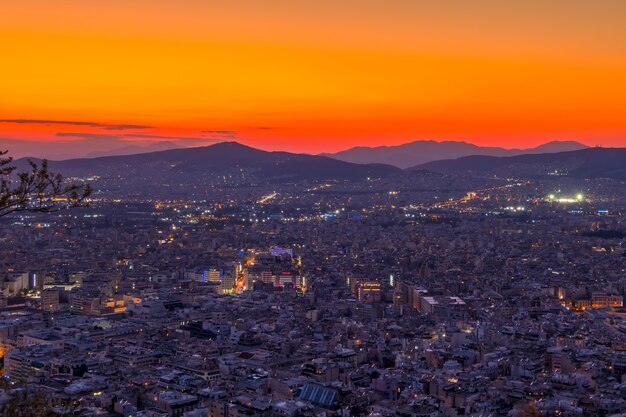 Grecia. Vista panorámica desde un punto alto de Atenas sin la Acrópolis. Puesta de sol naranja