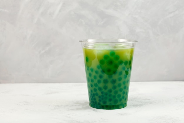 Green Boba bebida ou chá de bolhas com Moringa e Matcha Refrescante coquetel frio em copo plástico