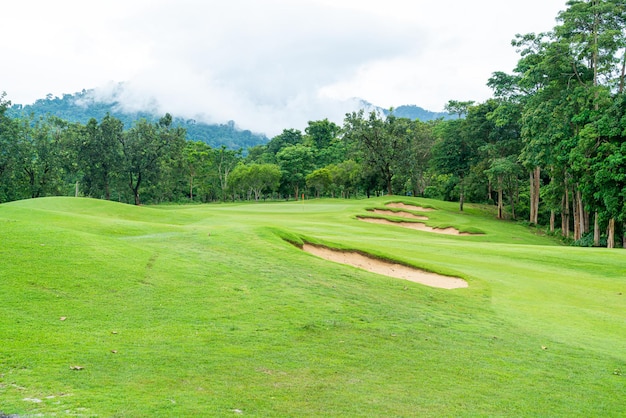 Green con bunkers de arena en campo de golf