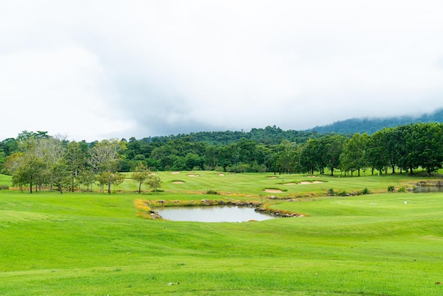 Green con bunkers de arena en campo de golf