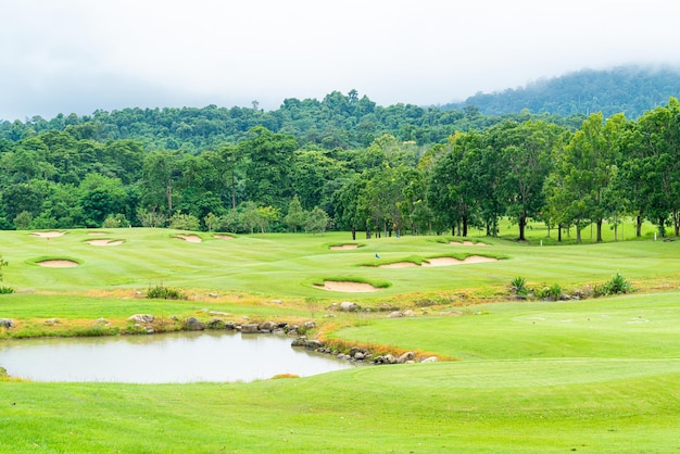 Green con bunkers de arena en campo de golf