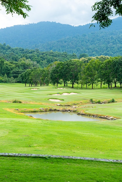 Green con bunkers de arena en campo de golf