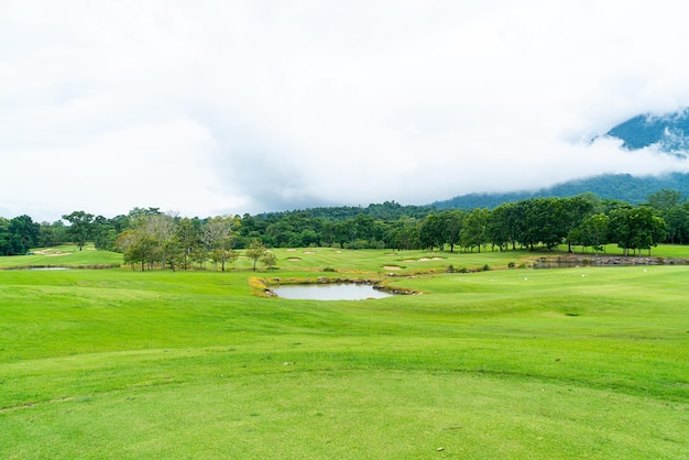 Green con bunkers de arena en campo de golf