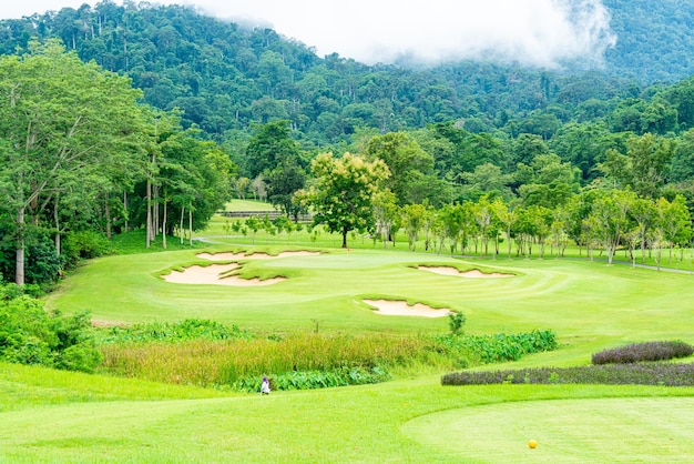 Green con bunkers de arena en campo de golf