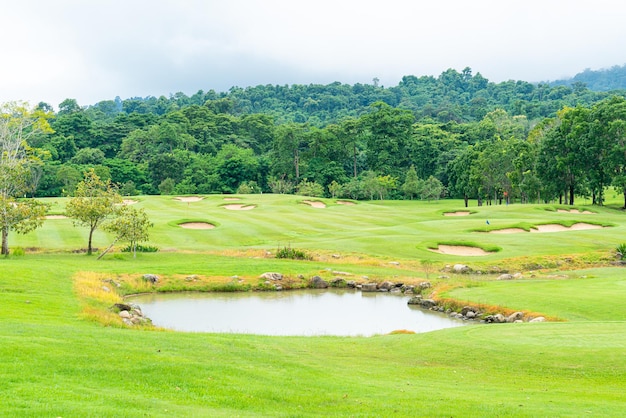 Green con bunkers de arena en campo de golf