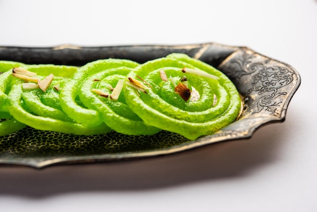 Green jalebi mithai ou doce da índia uma torção para um tradicional imarti ou jilbi