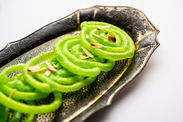 Green Jalebi mithai ou doce da Índia uma torção para um tradicional imarti ou jilbi