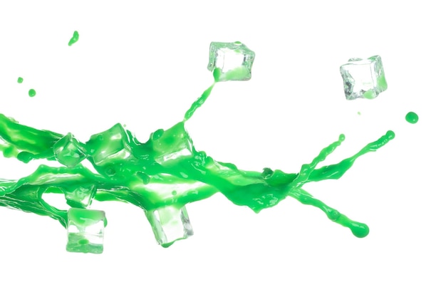 Green Matcha Milk Tea derramar queda explosão no ar com cubos de gelo frio Green Matcha milk Tea derrame salpico em forma forma linha como cor de pintura fundo branco isolado obturador de alta velocidade congelar