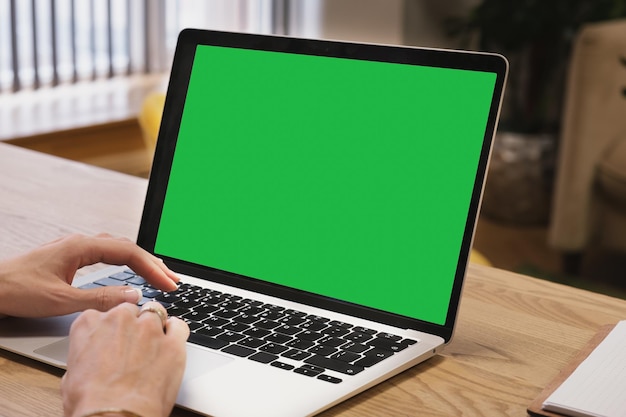 Green-Screen-Copyspace und Chromakey auf einem Laptop einer Geschäftsperson, die tippt