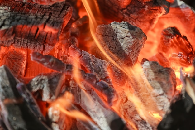 Foto grelha de churrasco de carvão preto queimado fogo natural