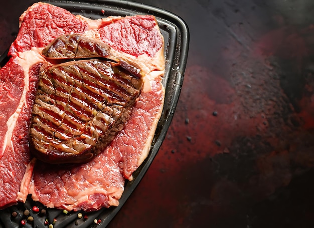 grelha de comida escura carne de vaca frita crua fundo vermelho top carne de bife