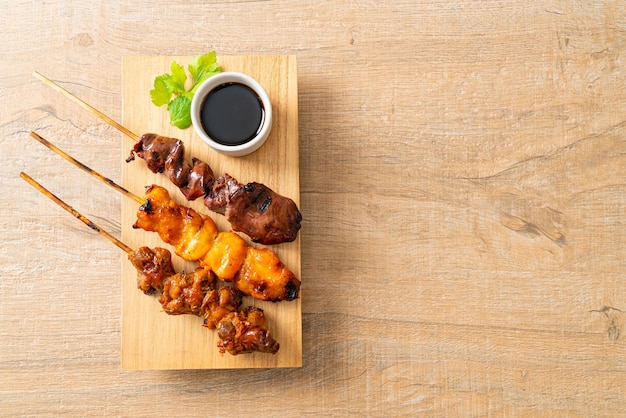 Grelha de frango japonês ou yakitori servem no estilo izakaya