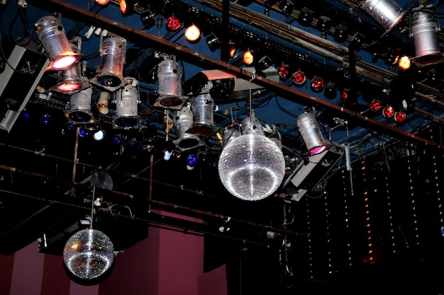 Foto grelha de palco com luzes coloridas e bolas de discoteca