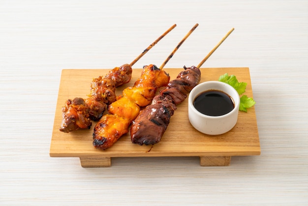 Grelhado de frango japonês ou yakitori serve no estilo izakaya - estilo de comida japonesa