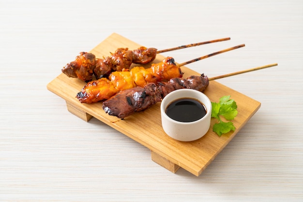 Grelhado de frango japonês ou yakitori serve no estilo izakaya - estilo de comida japonesa