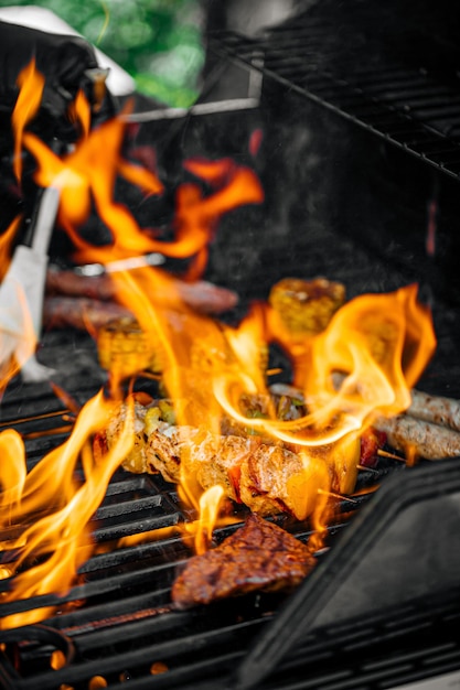 Grelhando linguiças e carnes com fogo