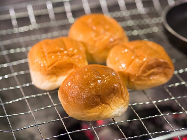 Grelhando pãezinhos para aquecê-los.