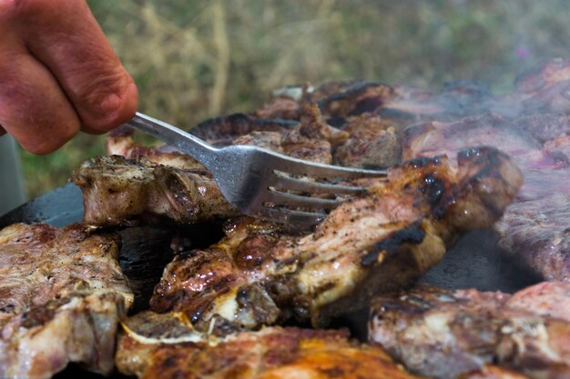 Foto grelhar carne no fogão de madeira