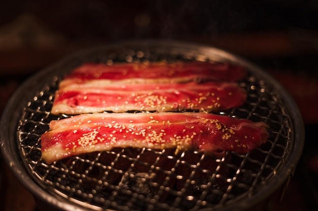 Grelhar carne wagyu na grelha a carvão