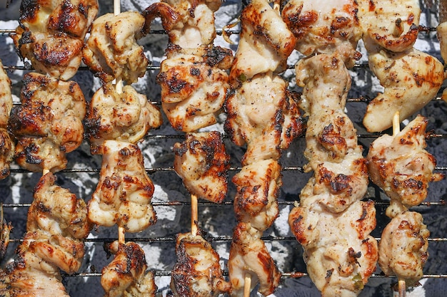 Grelhar shashlik na grelha a carvão esfumaçado