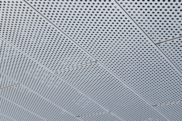 Grelhas de metal com muitos orifícios redondos no teto