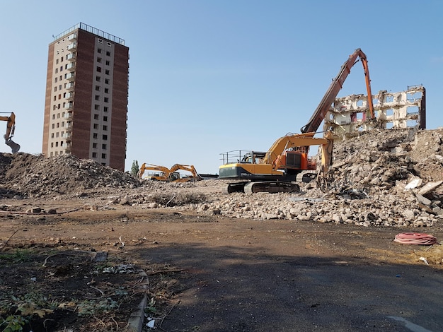 Grelhas no canteiro de obras contra o céu na cidade