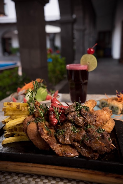 Grelhe a fotografia de fundo com diferentes cartões em uma mesa de restaurante