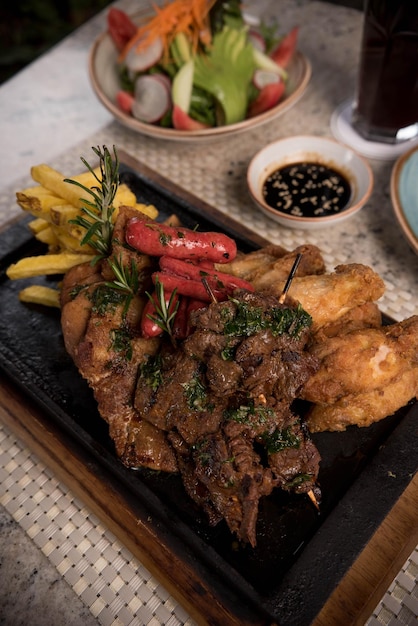 Foto grelhe a fotografia de fundo com diferentes cartões em uma mesa de restaurante