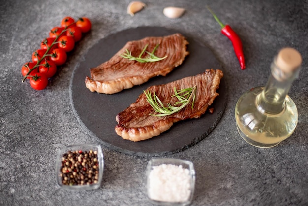 Grelhe o bife de picanha no fundo de pedra com especiarias