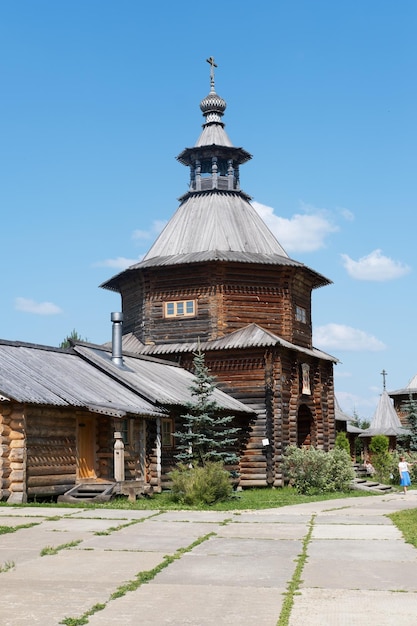 Gremyachy klyuch Sergiev Posad Rusia Iglesia de madera construida para turistas y peregrinos