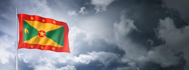 Grenada-Flagge an einem bewölkten Himmel