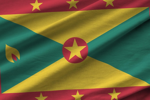 Grenada-Flagge mit großen Falten, die in der Nähe unter dem Studiolicht im Innenbereich winken Die offiziellen Symbole und Farben im Banner