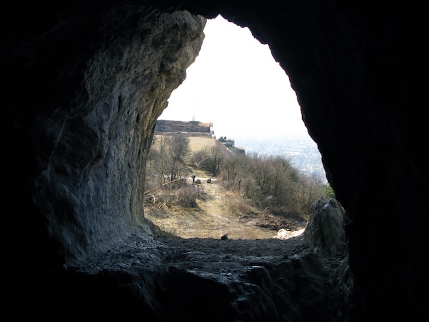 Grenoble, Bastille-Festung. Blick auf die Stadt von der Mandrin-Höhle. Blick von der dunklen Höhle in der Höhe nach außen