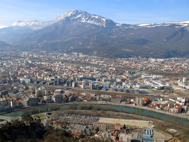 Grenoble. Blick auf die Stadt von oben aus großer Höhe von der Bastille-Festung. Berge