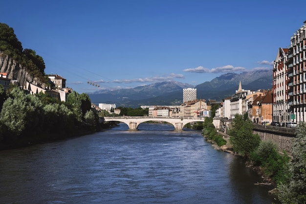 Grenoble-Blick von der Brücke über den Fluss Isere