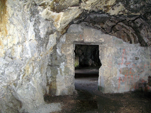 Grenoble. Fortaleza Bastilla. Casamatas dentro de las cuevas de Chartreuse. Pasajes, túneles en cuevas antiguas.