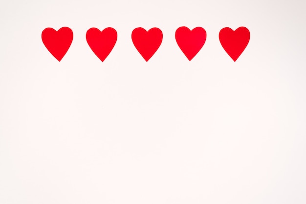 Grenze von roten Papierherzen auf einem weißen Hintergrund. Glückwunschkarte mit Kopienraum für Valentinstag
